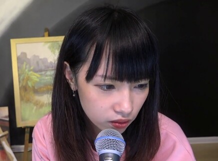 余姿昀首唱抒情韩语歌