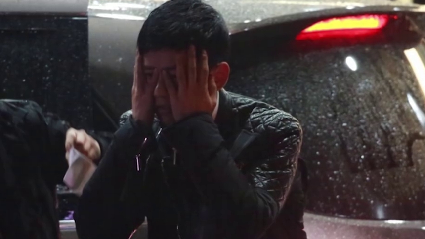 张杰哭了!粉丝深夜冒雨应援《歌手》 杰哥情绪失控抱头洒泪