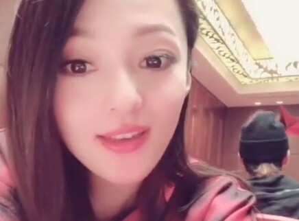 张韶涵录制视频送圣诞祝福