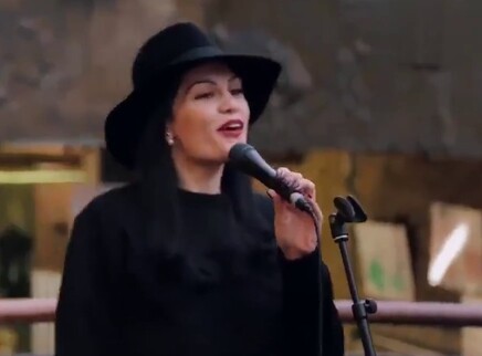 Jessie J街头献唱超帅气