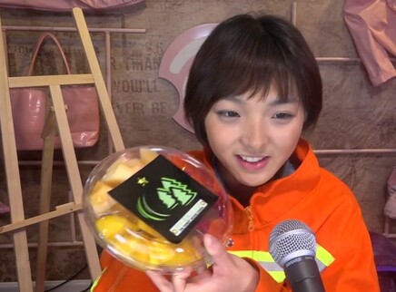 强东玥开播获零食大礼包