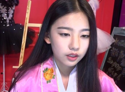 左卓华丽变身“秋香”美Cry