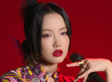 黄龄酷飒摆拍气质出众