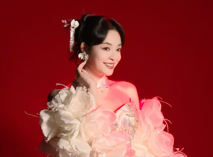 李莎旻子眉眼带笑亲和力强