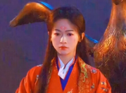 吴谨言《江山为聘》红衣路透