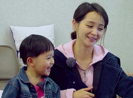 邓莎带娃记第6期:大麟子自创英文单词"火car" 跟着节奏为邓莎按摩超暖